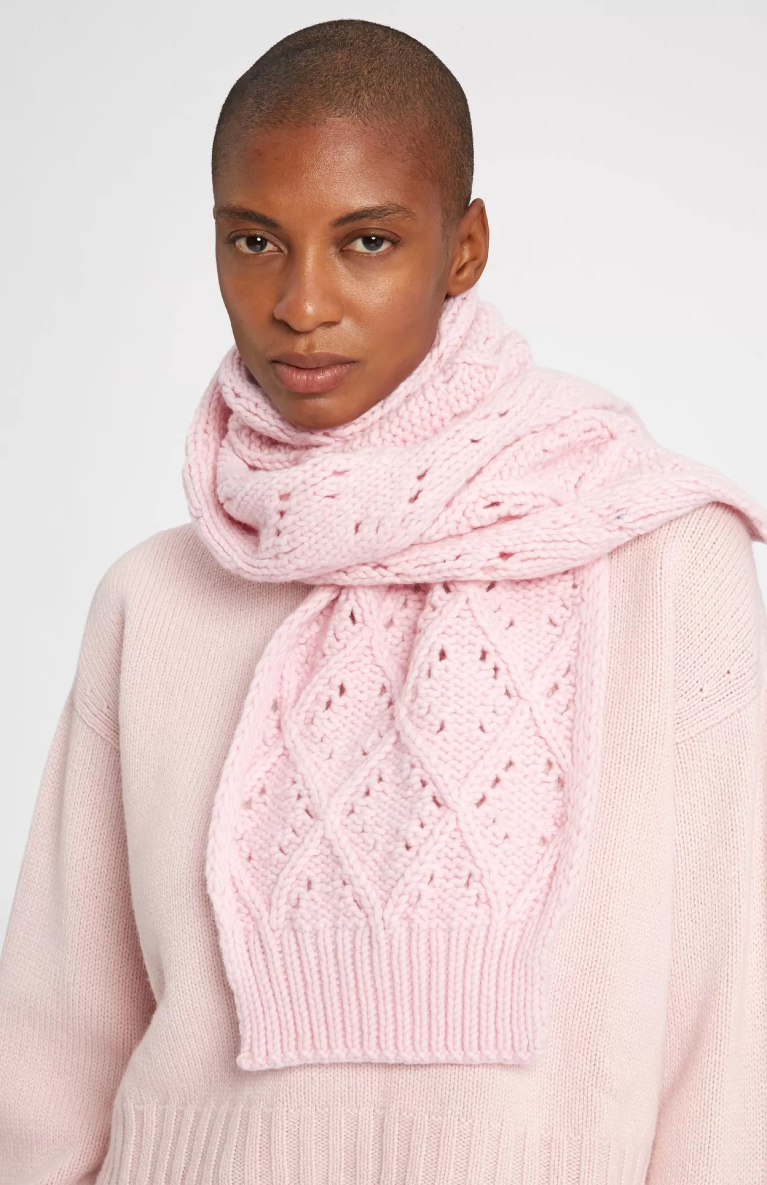 Women Pringle of Scotland Allover Diamond Eyelet Stitch Scarf In Powder Pink