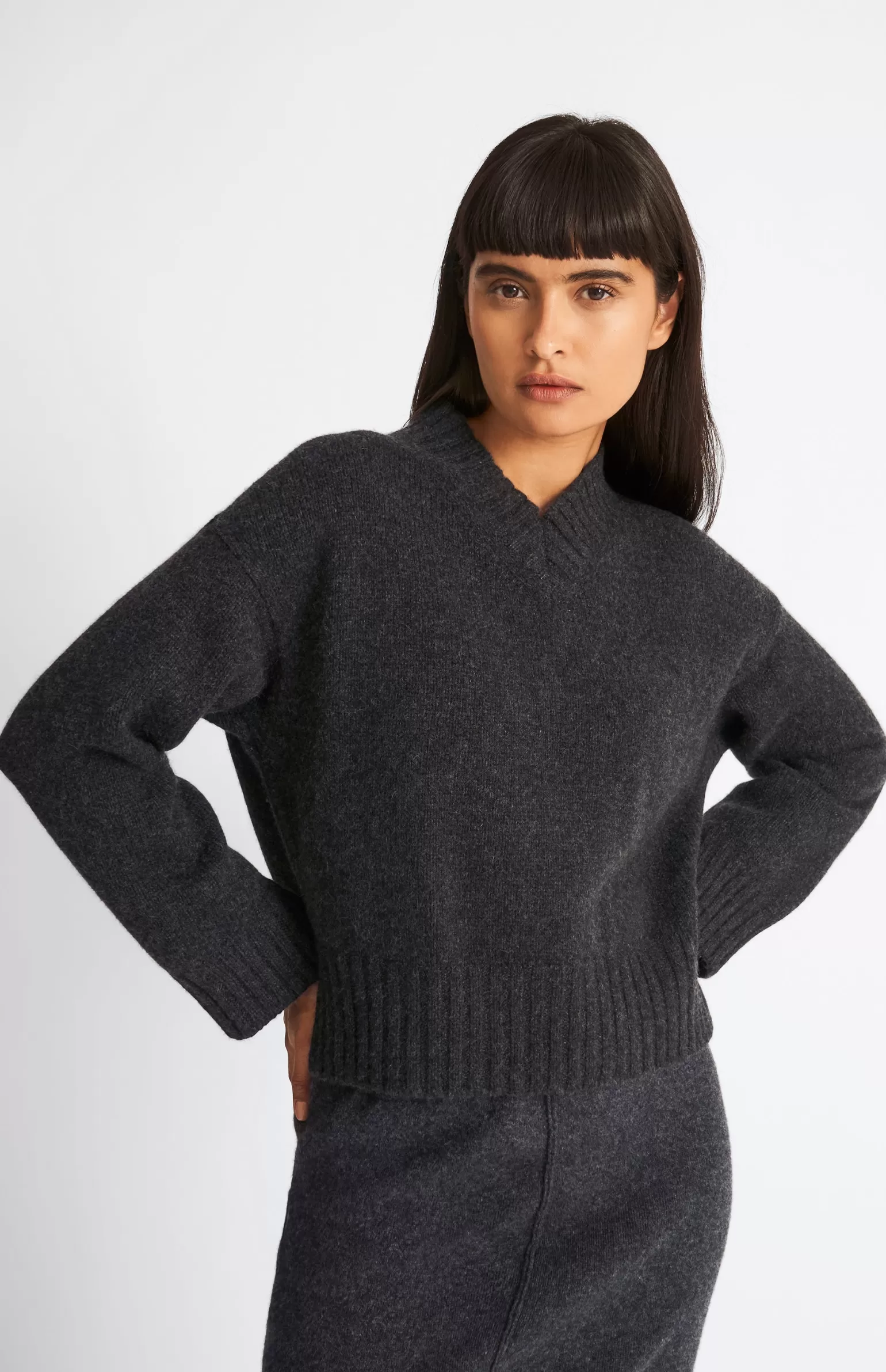 Women Pringle of Scotland Women's V Neck Chunky Cashmere Jumper In Charcoal